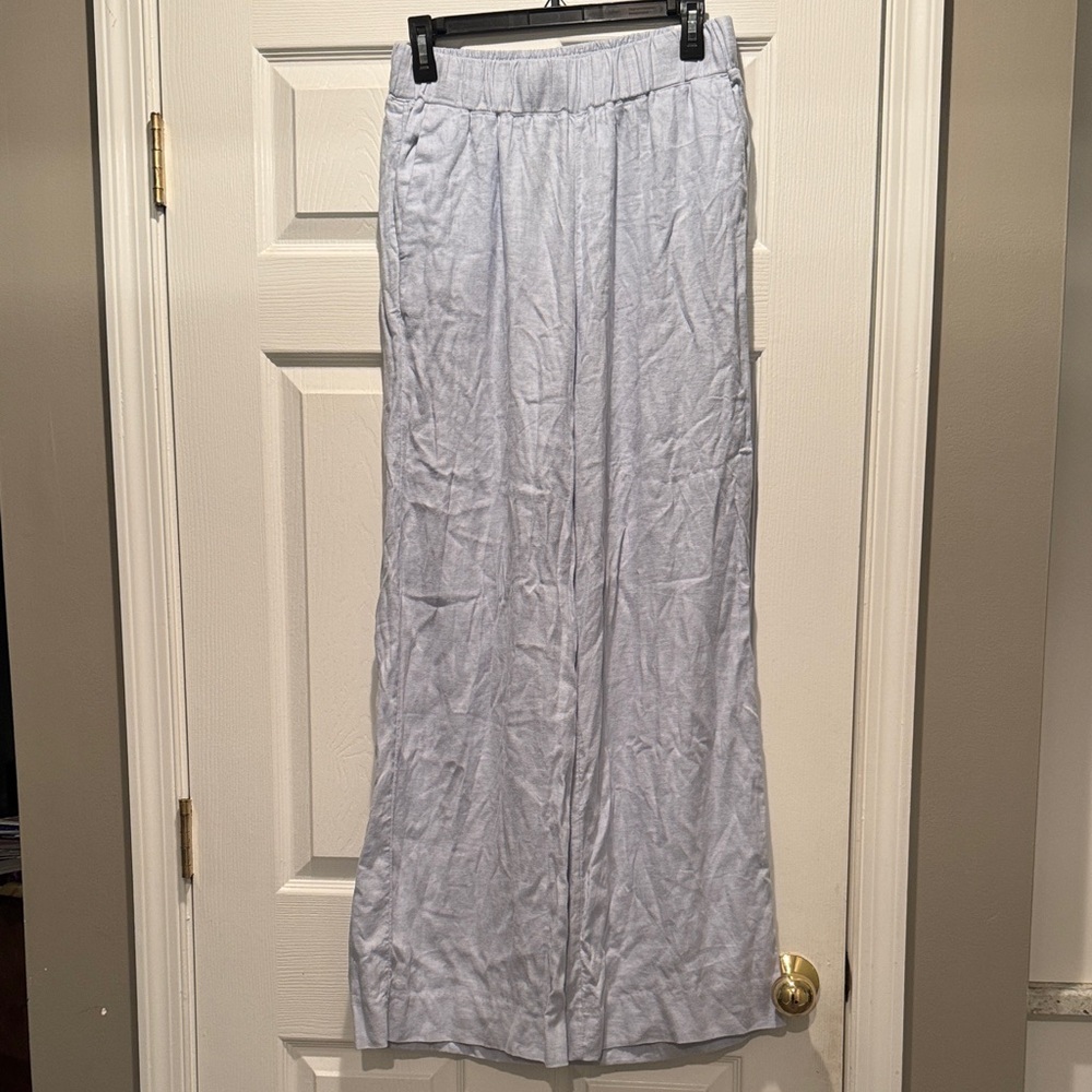Abercrombie and Fitch NWT linen blend wide leg pull on cropped pants.